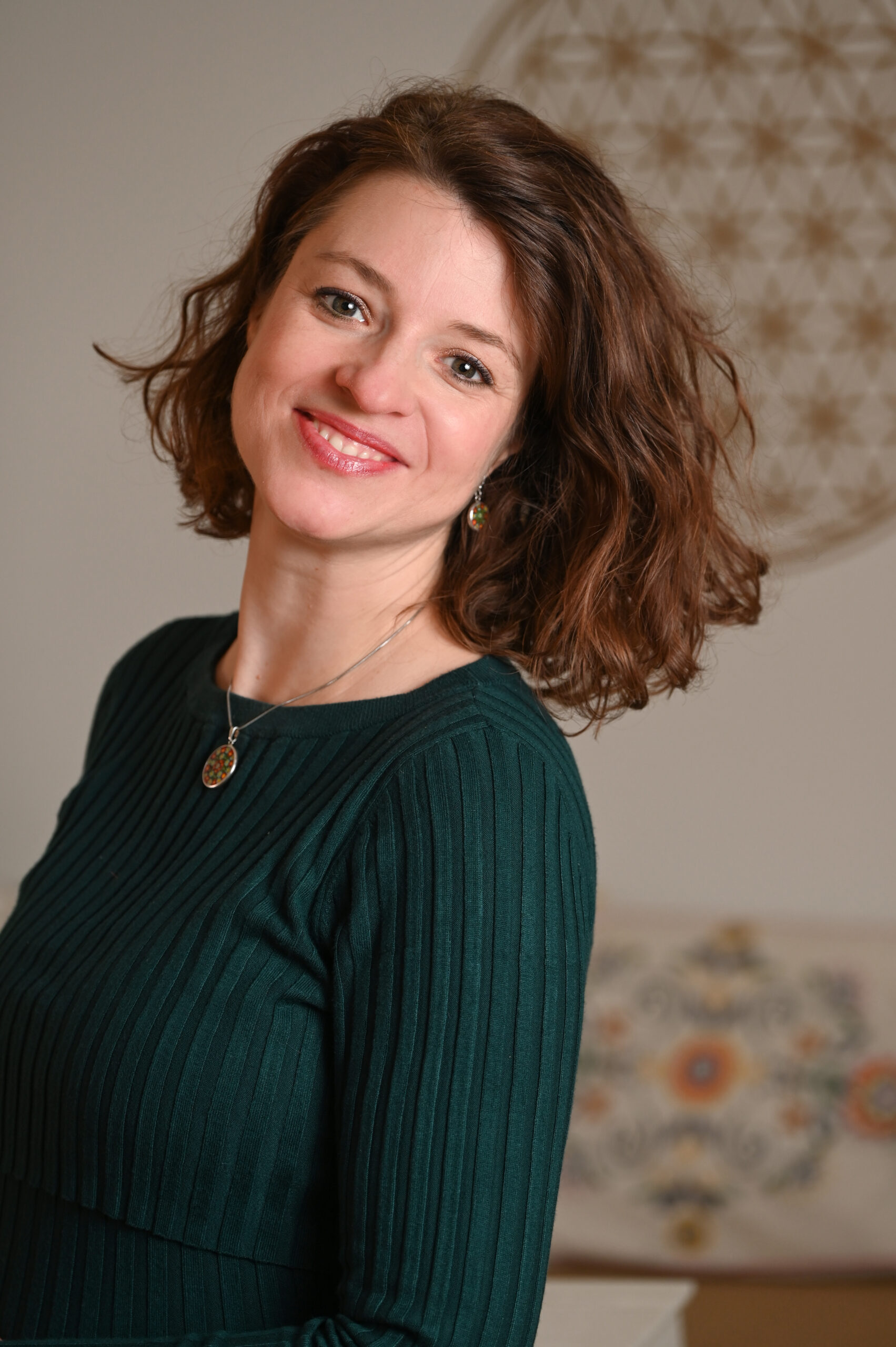 Porträt von Annemarie, die Menschen feinfühlig auf ihrem Weg zu Heilung, innerem Frieden und persönlicher Transformation begleitet